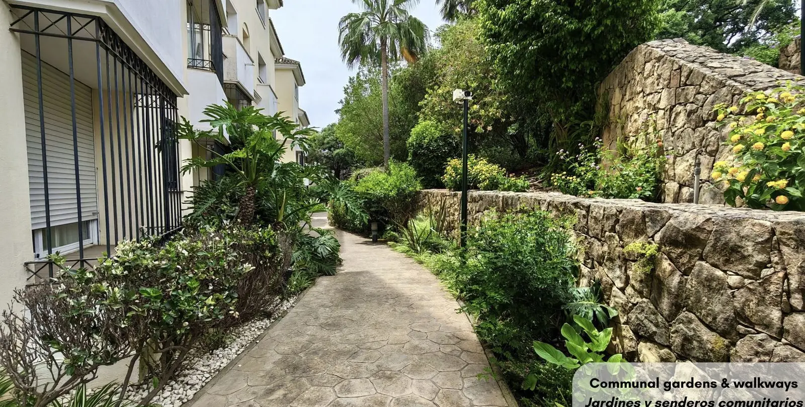 Venta de apartamento en planta media en Bahía de Marbella 37