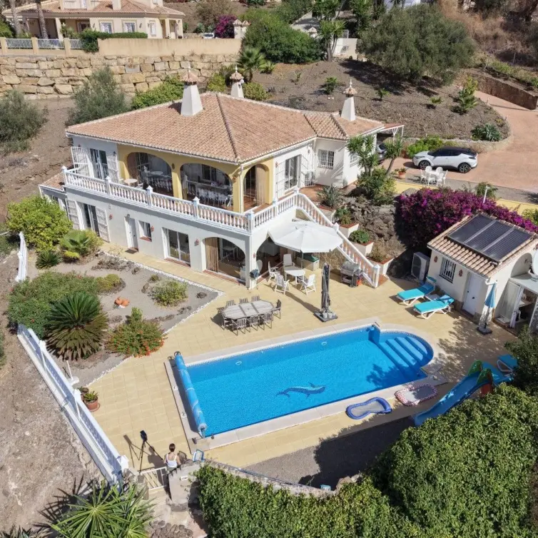 Продажа  отдельно стоящей виллы в Algarrobo