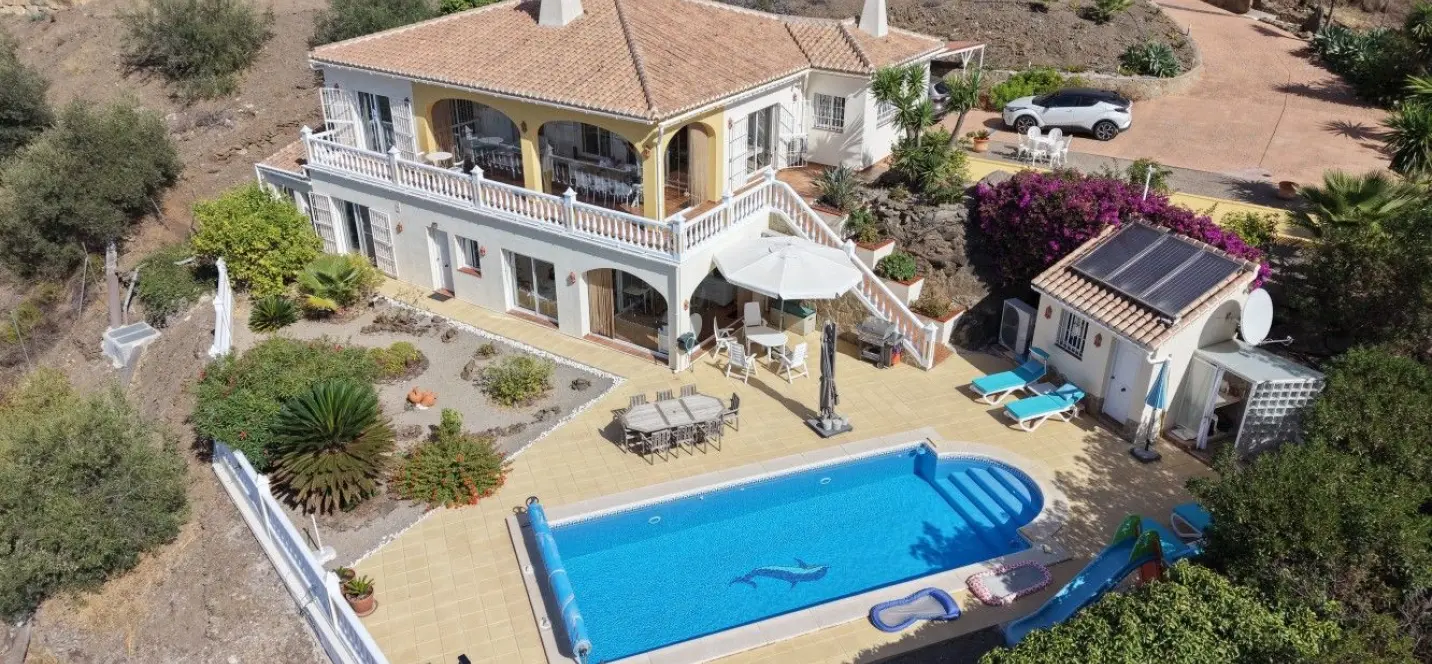 Продажа  отдельно стоящей виллы в Algarrobo 0