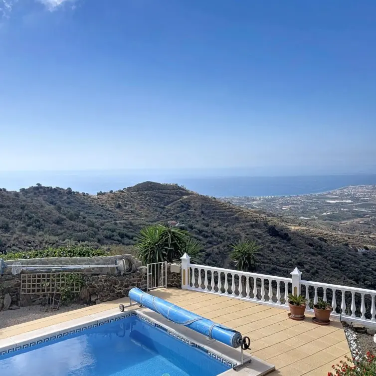 Продажа  отдельно стоящей виллы в Algarrobo