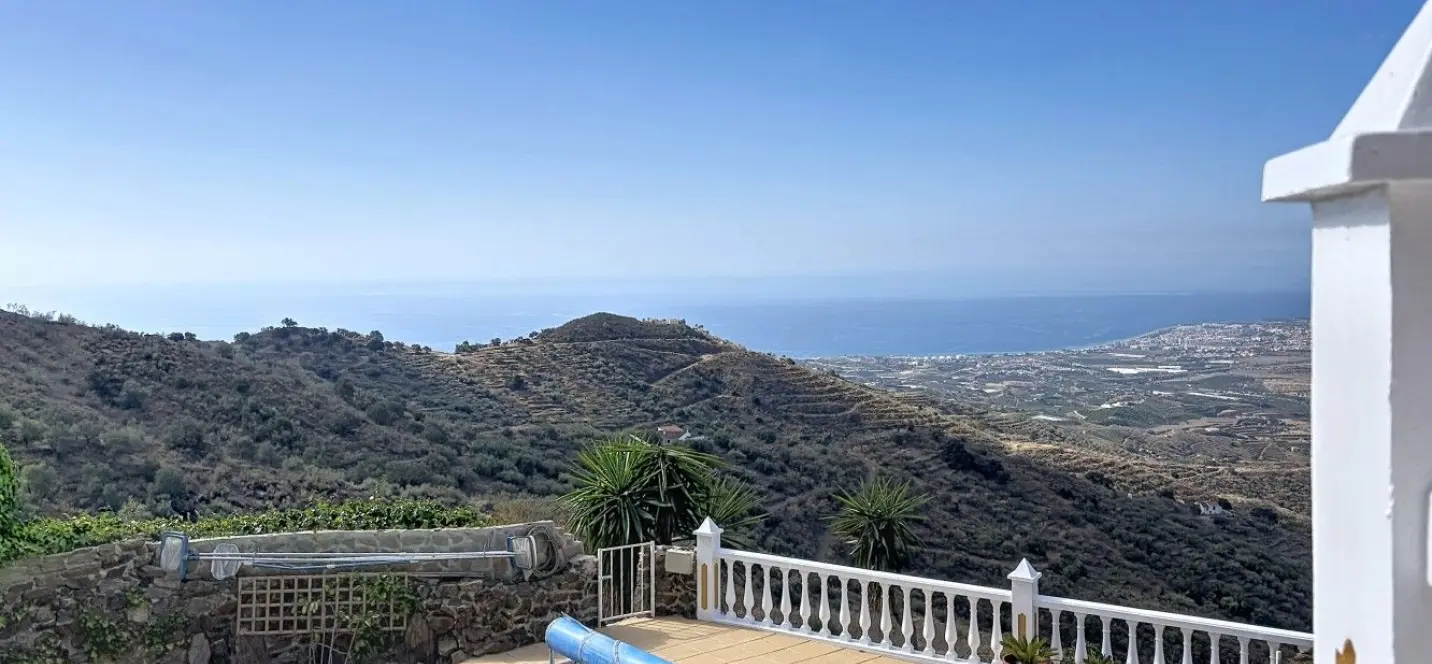 Продажа  отдельно стоящей виллы в Algarrobo 3