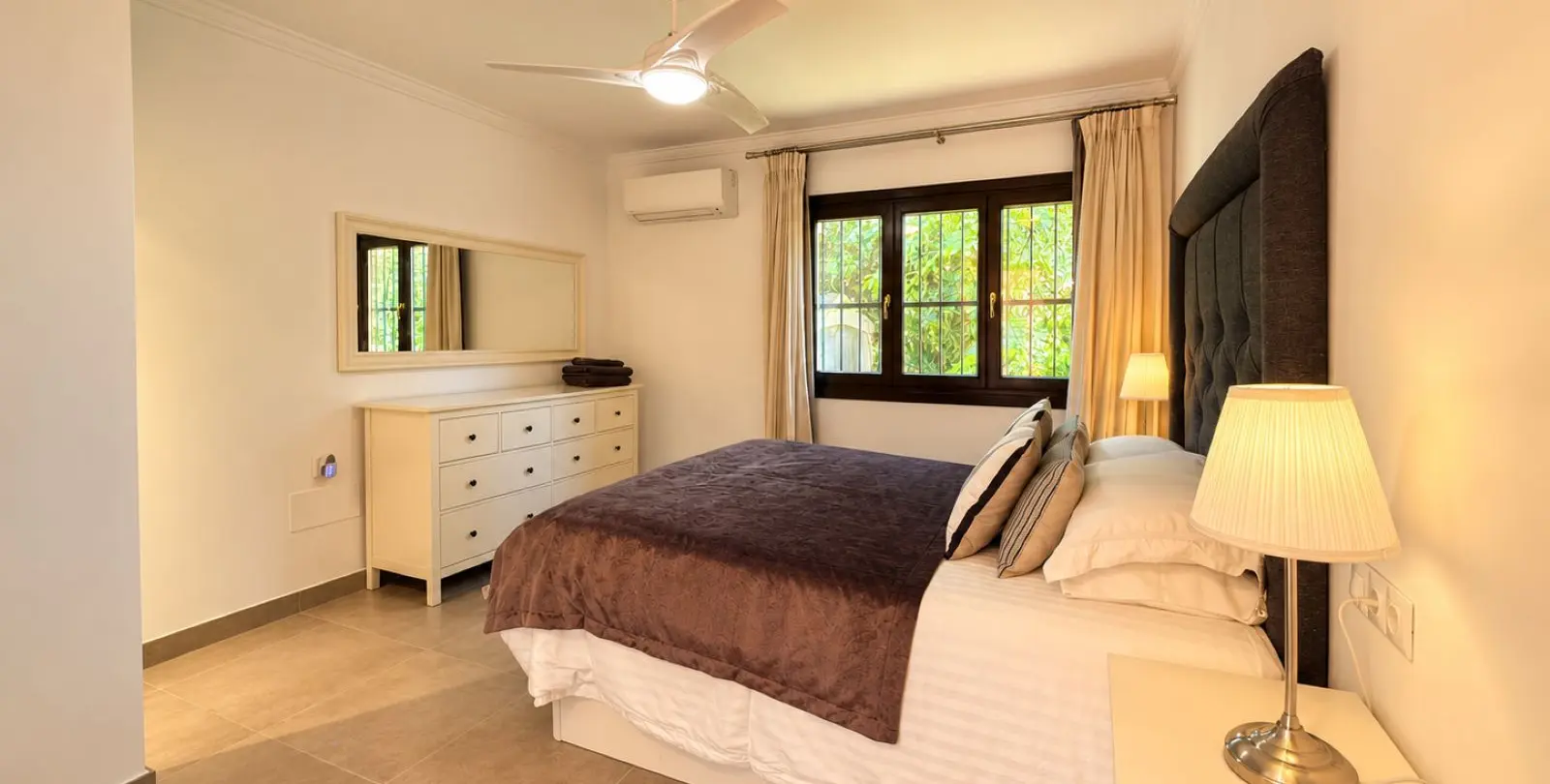 Venta de villa independiente en El Paraiso 11