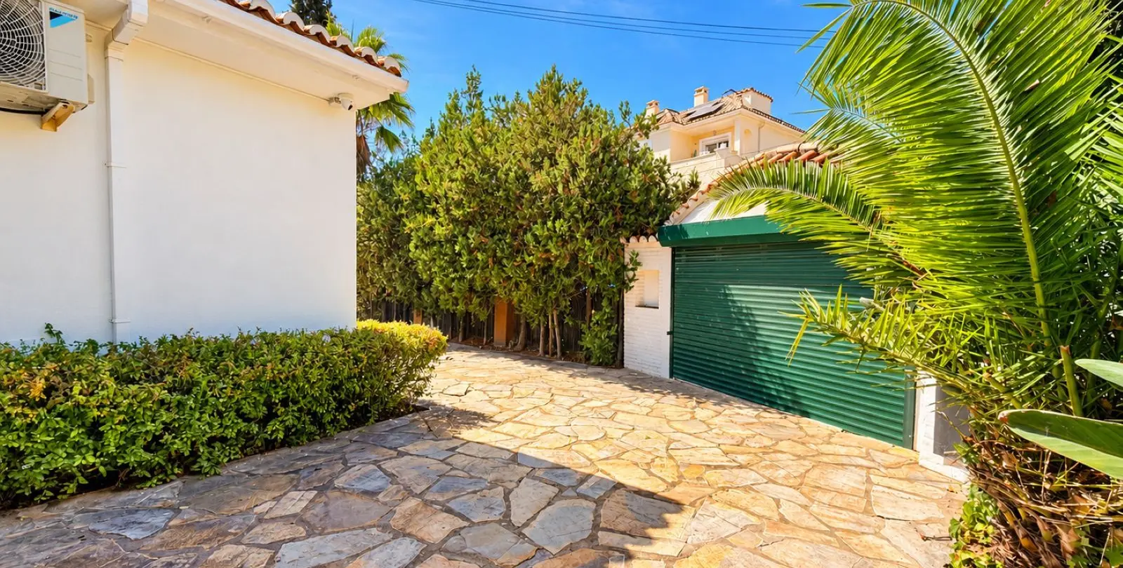 Venta de villa independiente en El Paraiso 18