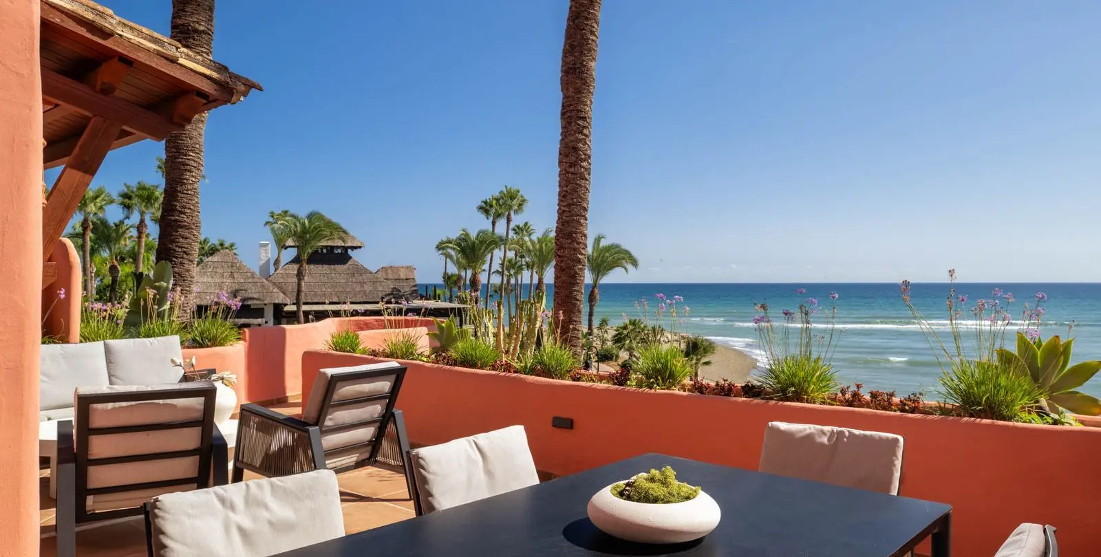Venta de apartamento en planta media en Estepona 1