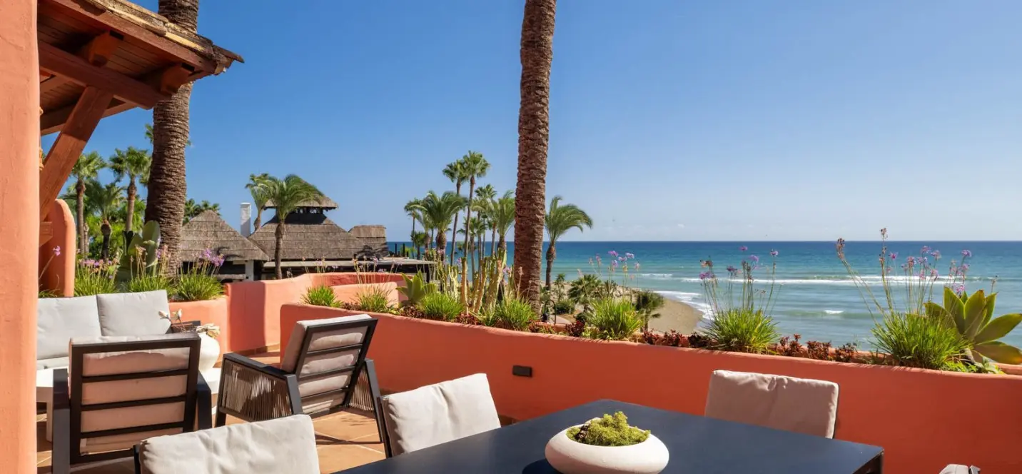 Venta de apartamento en planta media en Estepona 0