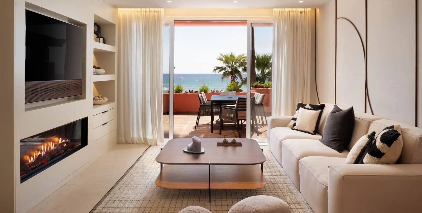Venta de apartamento en planta media en Estepona 2