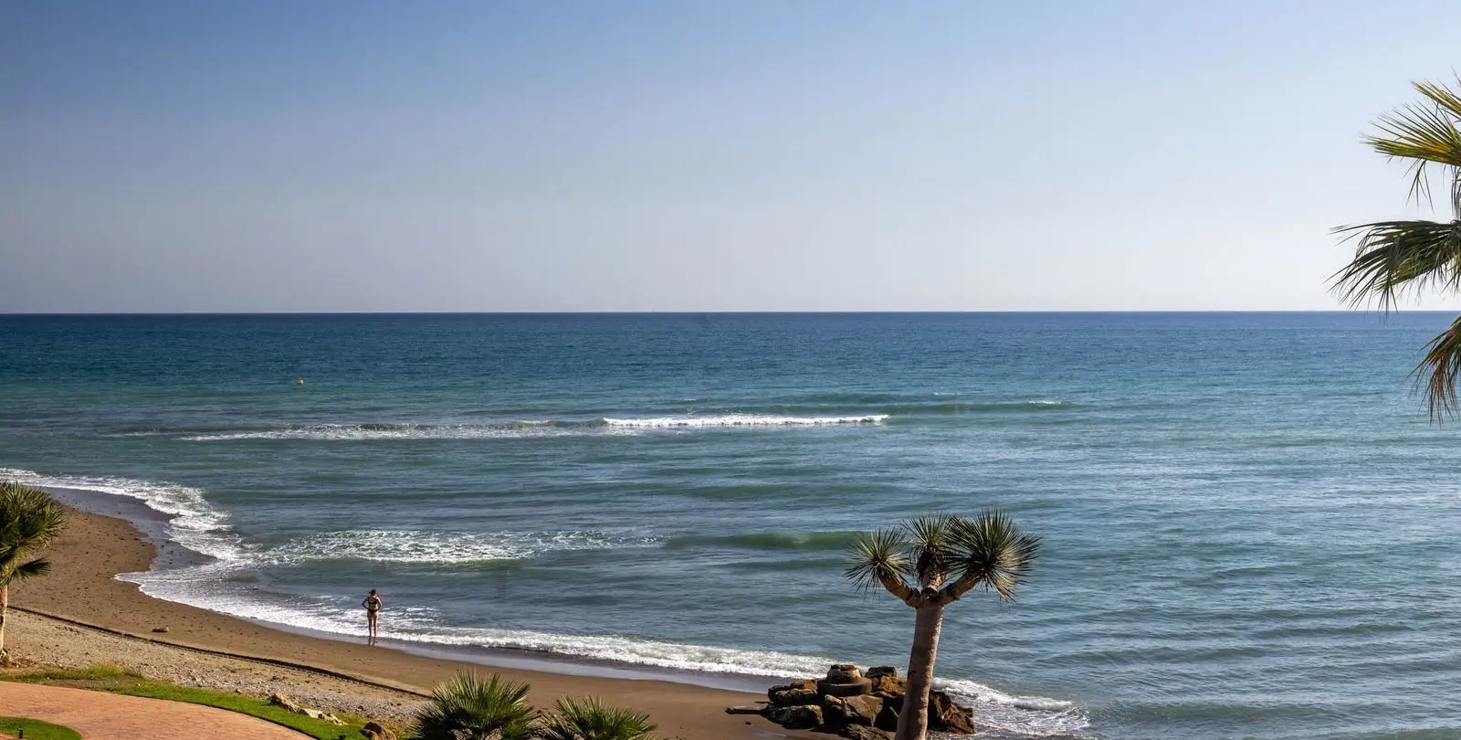 Venta de apartamento en planta media en Estepona 17