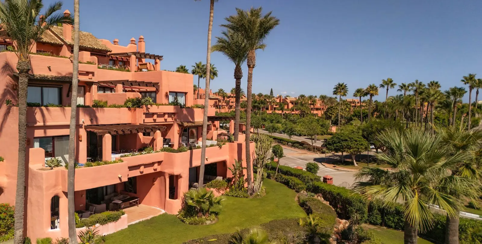 Venta de apartamento en planta media en Estepona 19