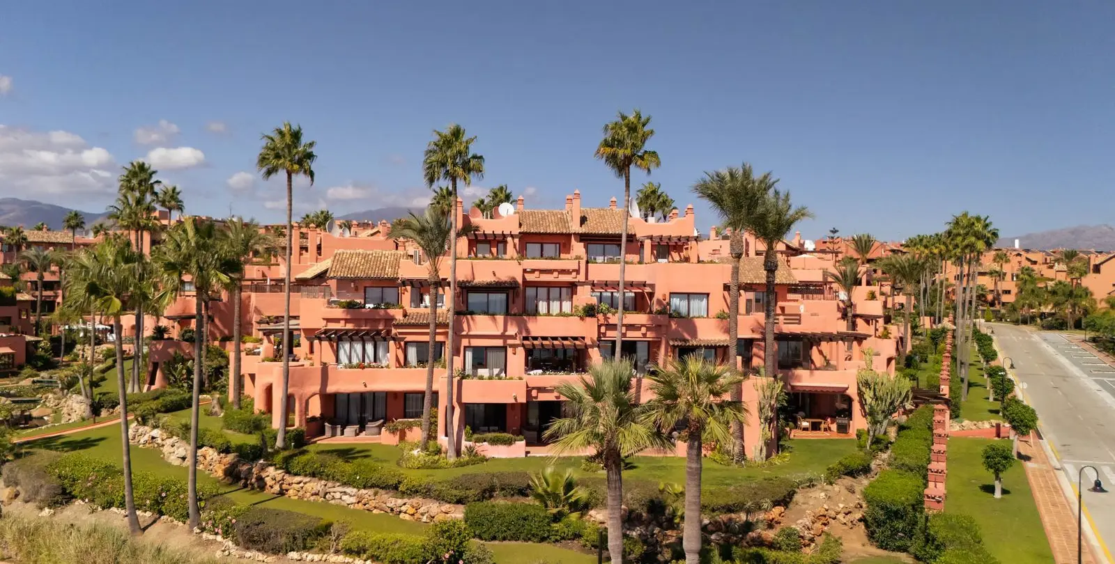 Venta de apartamento en planta media en Estepona 20