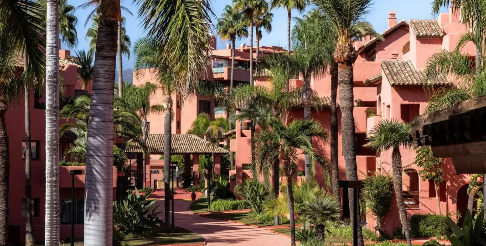 Venta de apartamento en planta media en Estepona 22