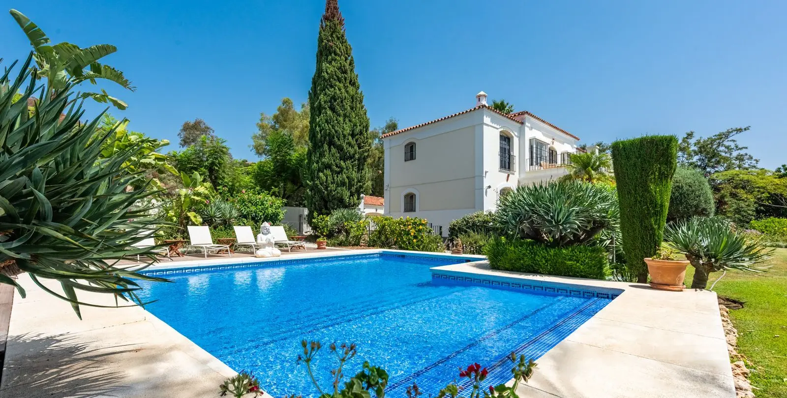 Venta de villa independiente en Nueva Andalucía 1