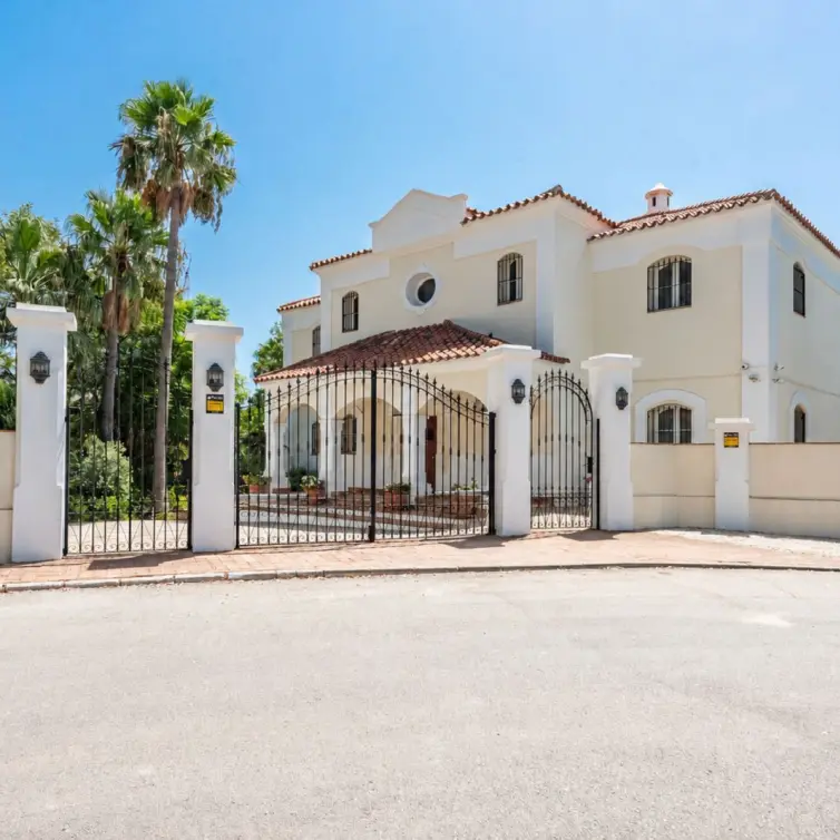Venta de villa independiente en Nueva Andalucía