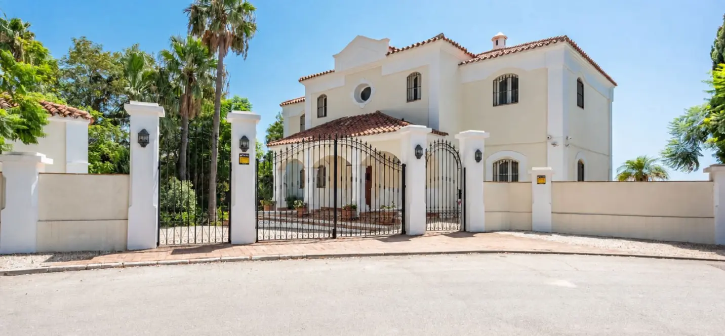 Venta de villa independiente en Nueva Andalucía 1