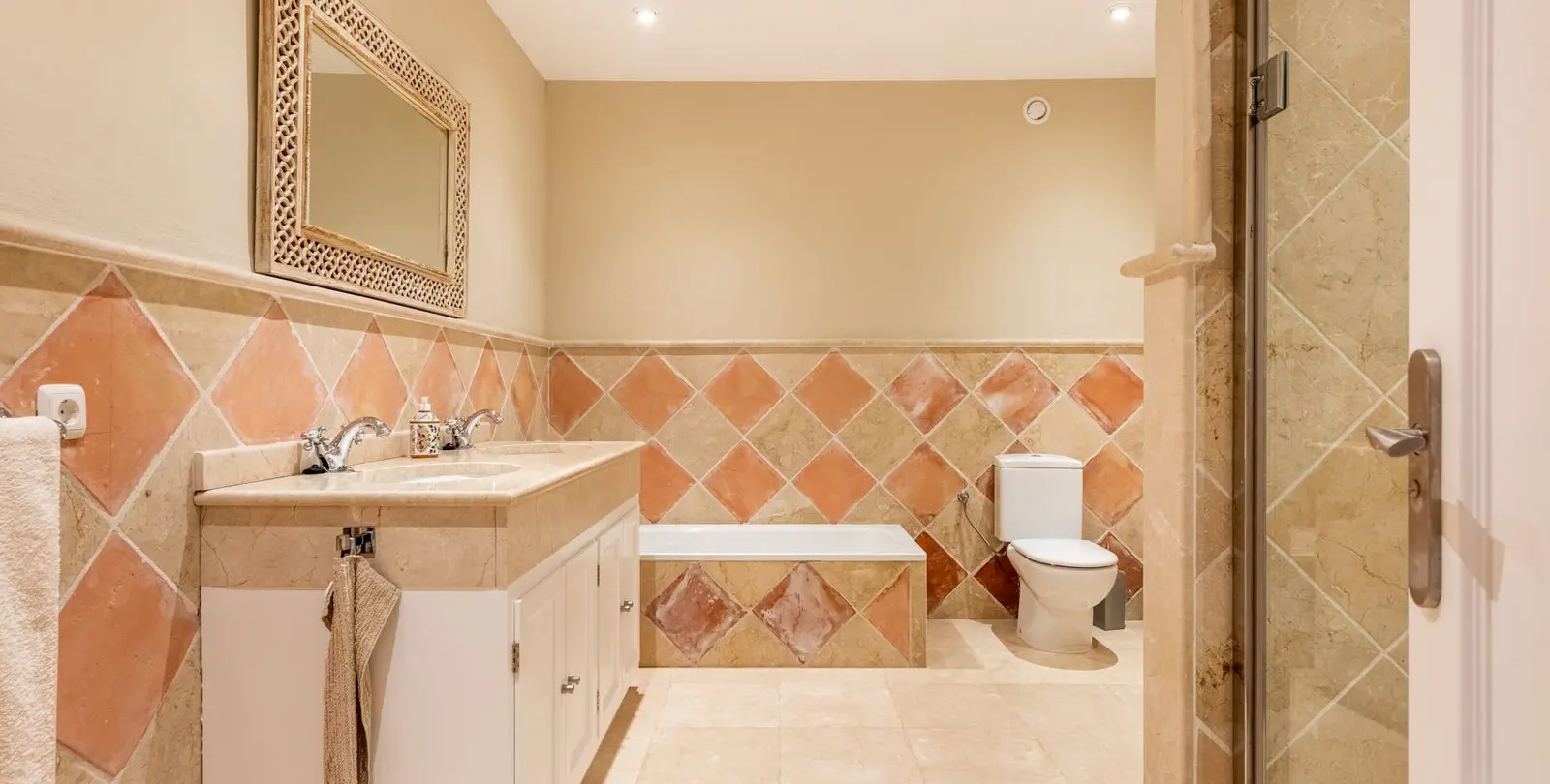 Venta de villa independiente en Nueva Andalucía 26