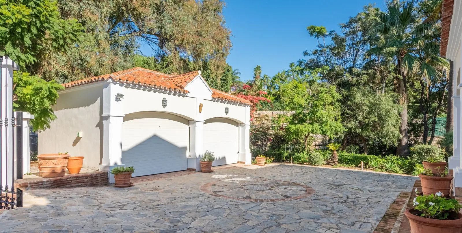 Venta de villa independiente en Nueva Andalucía 28