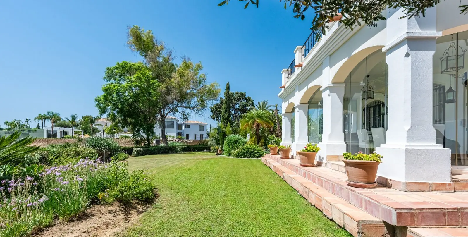 Venta de villa independiente en Nueva Andalucía 52