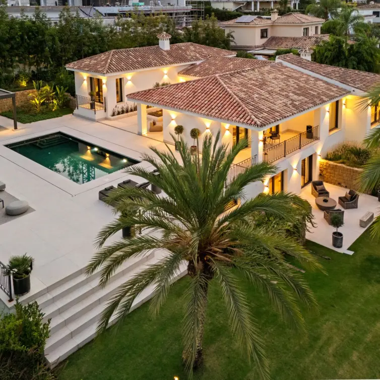 Venta de villa independiente en Nueva Andalucía