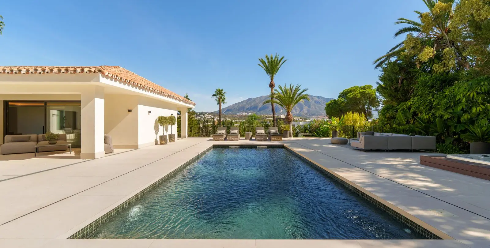 Venta de villa independiente en Nueva Andalucía 13
