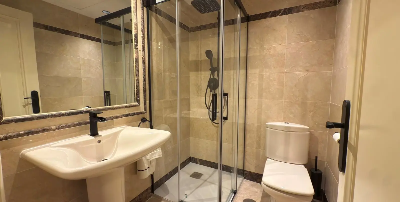 Sale of middle floor apartment in Sierra Blanca 20