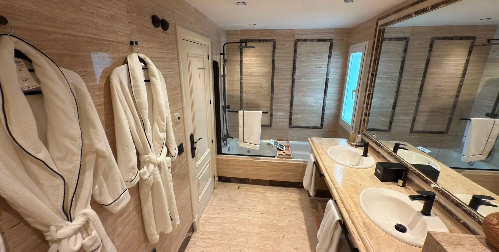 Sale of middle floor apartment in Sierra Blanca 28