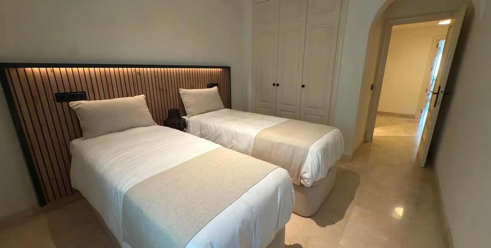 Sale of middle floor apartment in Sierra Blanca 32
