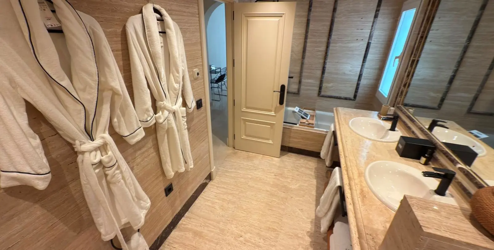 Sale of middle floor apartment in Sierra Blanca 33