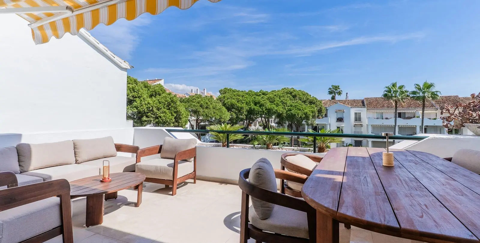 Sale of penthouse in El Paraiso 11