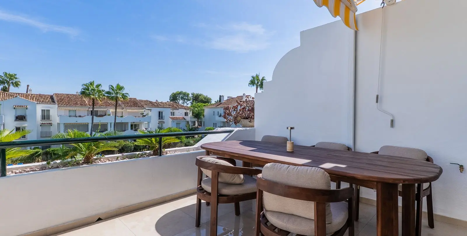 Sale of penthouse in El Paraiso 12