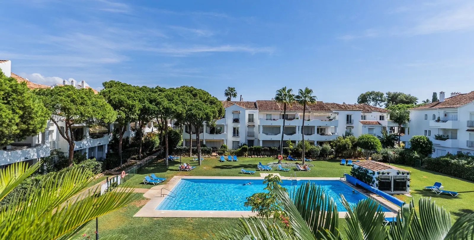 Sale of penthouse in El Paraiso 13