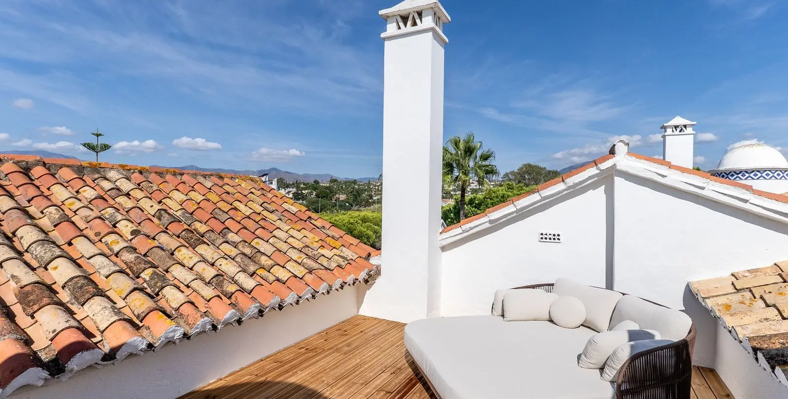 Sale of penthouse in El Paraiso 14