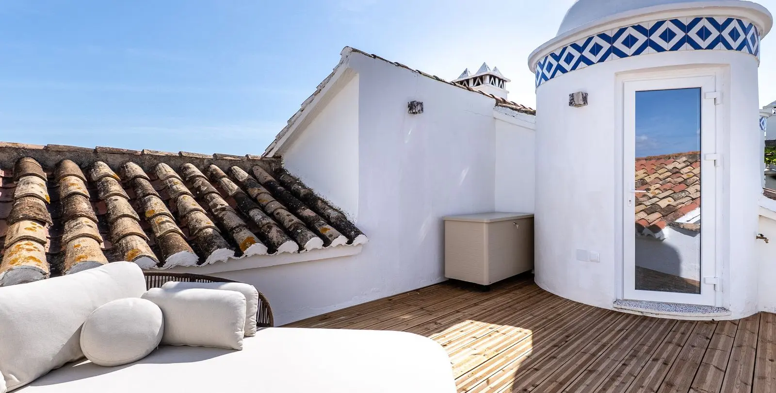 Sale of penthouse in El Paraiso 15