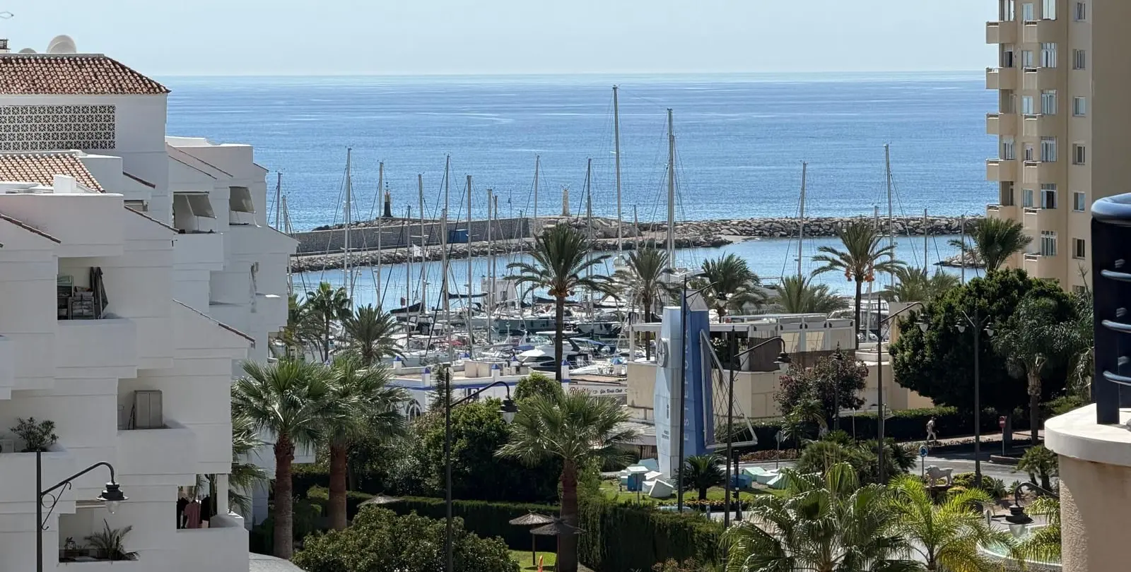 Venta de apartamento en planta media en Estepona 1
