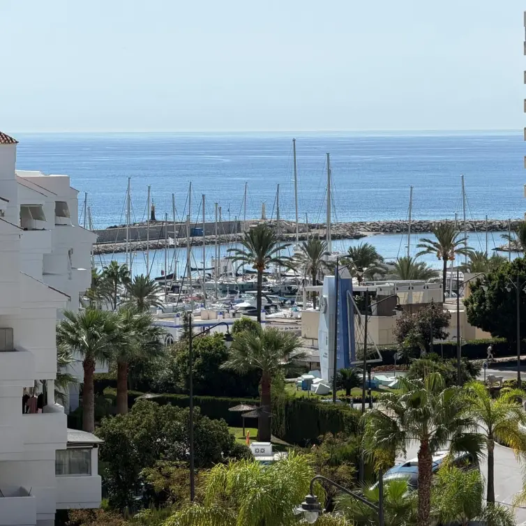Sale of middle floor apartment in Estepona