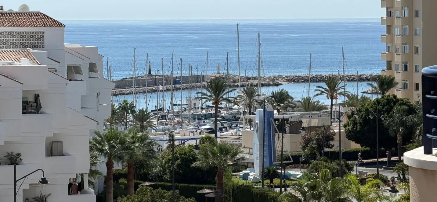 Sale of middle floor apartment in Estepona 0