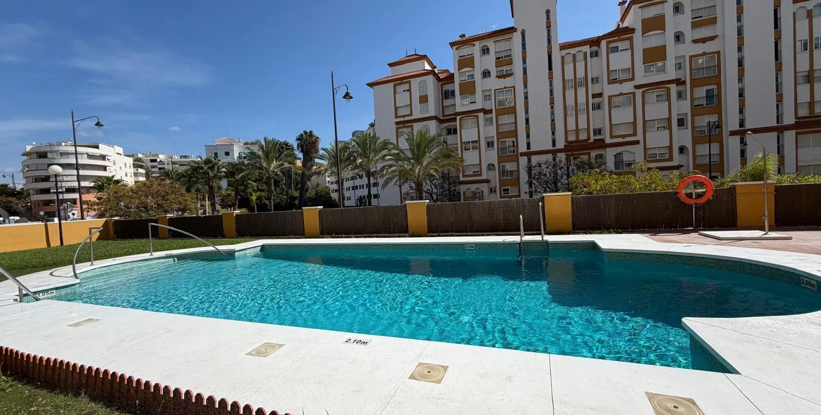 Venta de apartamento en planta media en Estepona 2