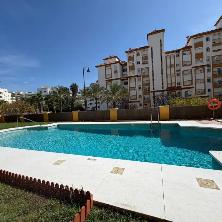 Sale of middle floor apartment in Estepona