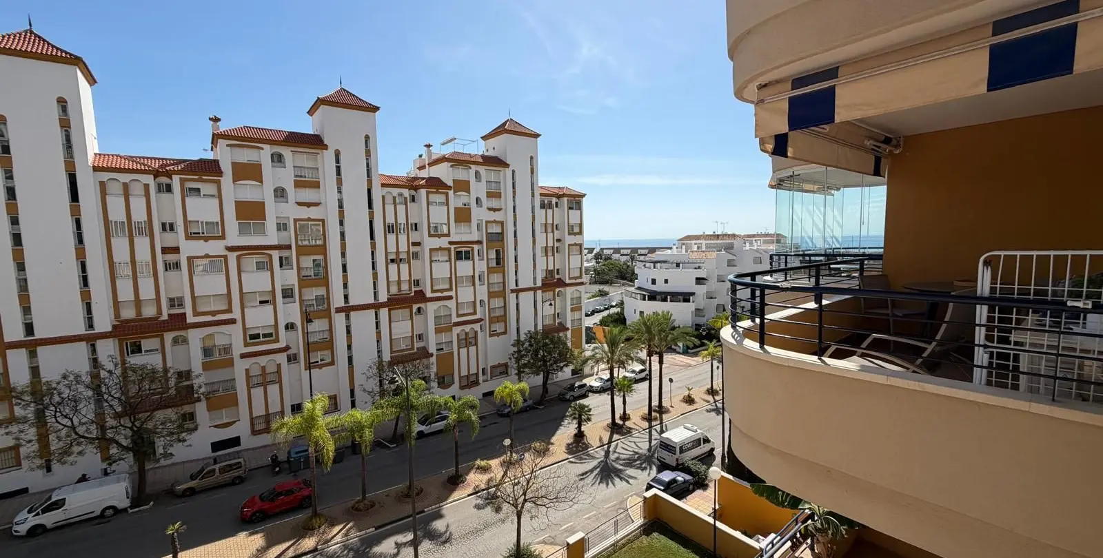 Venta de apartamento en planta media en Estepona 3