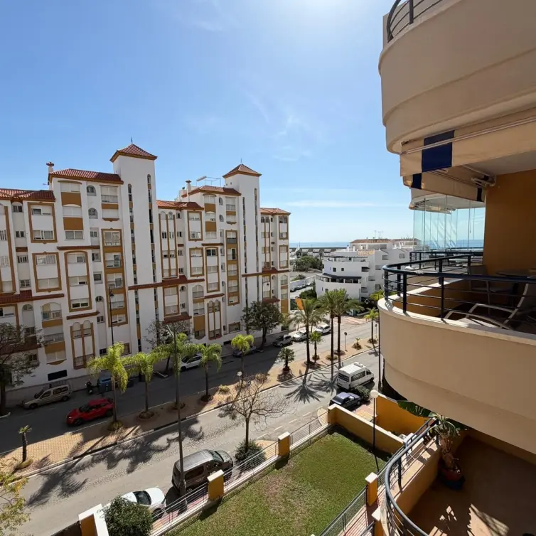 Sale of middle floor apartment in Estepona