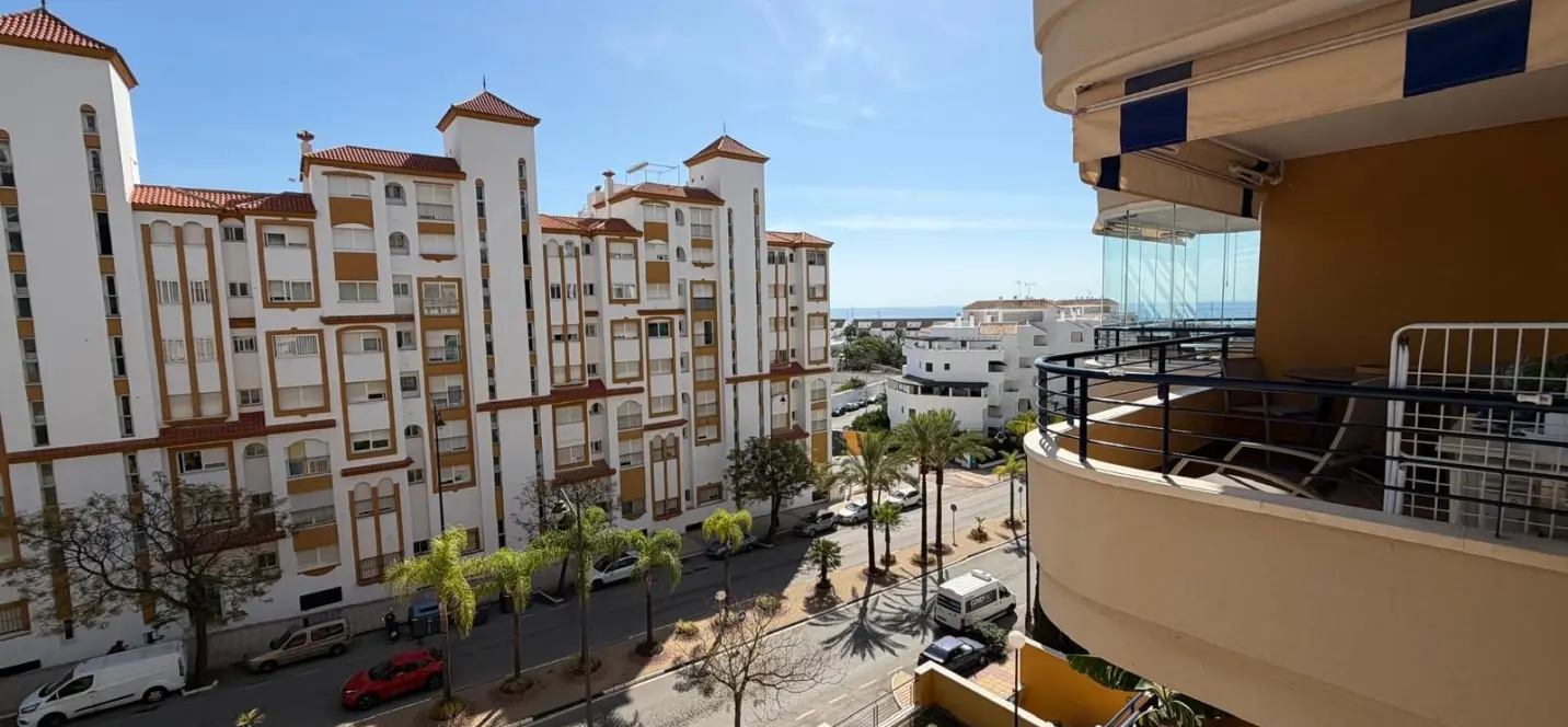 Sale of middle floor apartment in Estepona 2