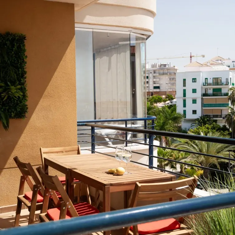 Sale of middle floor apartment in Estepona