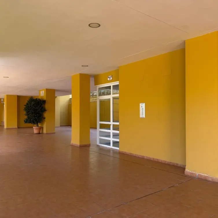 Sale of middle floor apartment in Estepona