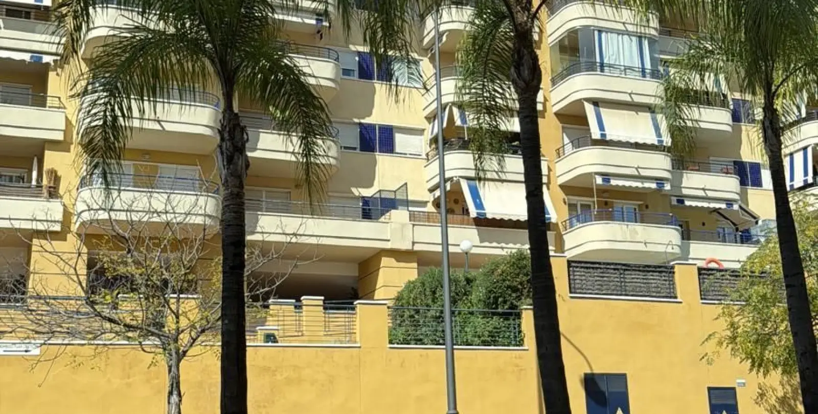 Venta de apartamento en planta media en Estepona 10