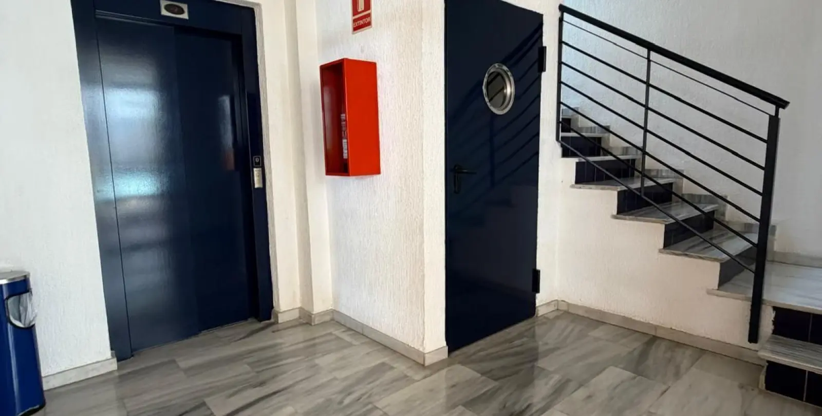 Venta de apartamento en planta media en Estepona 11
