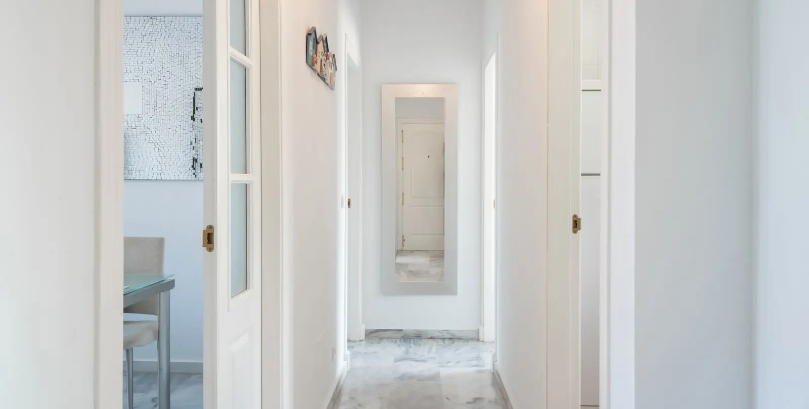 Venta de apartamento en planta media en Estepona 12