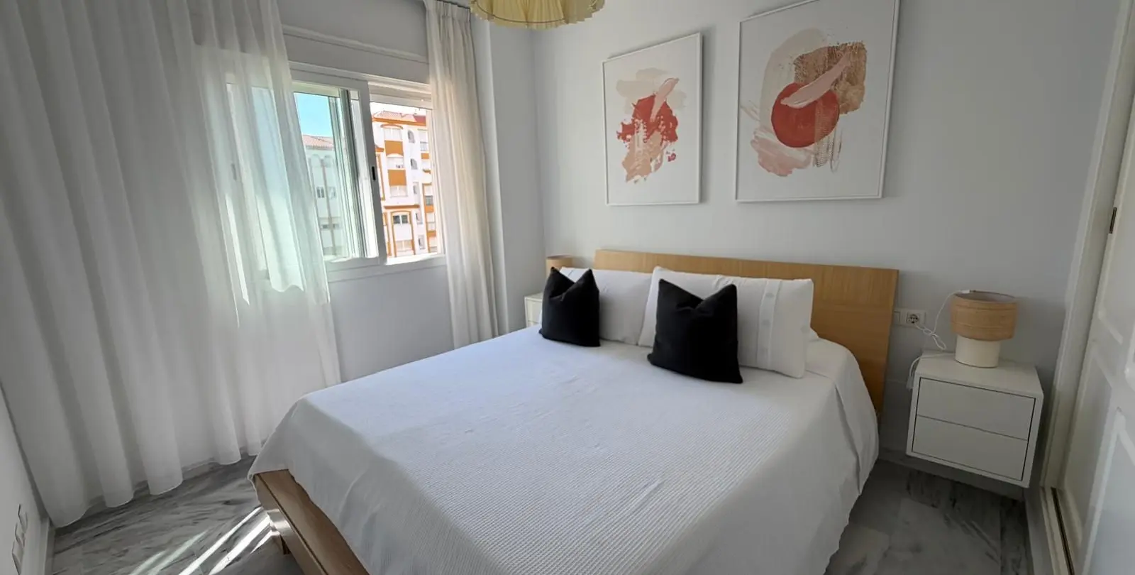 Venta de apartamento en planta media en Estepona 15