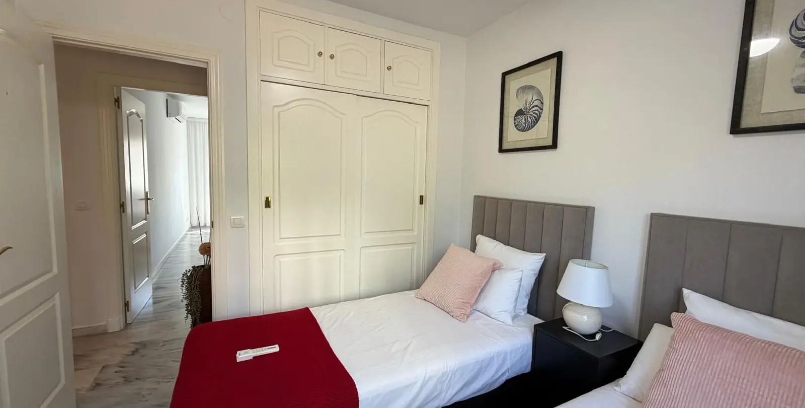 Venta de apartamento en planta media en Estepona 16