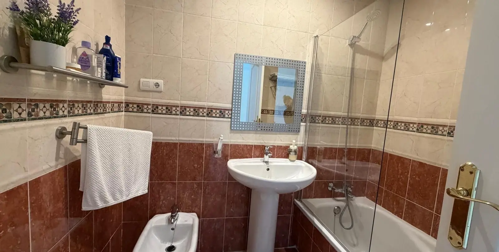 Venta de apartamento en planta media en Estepona 19