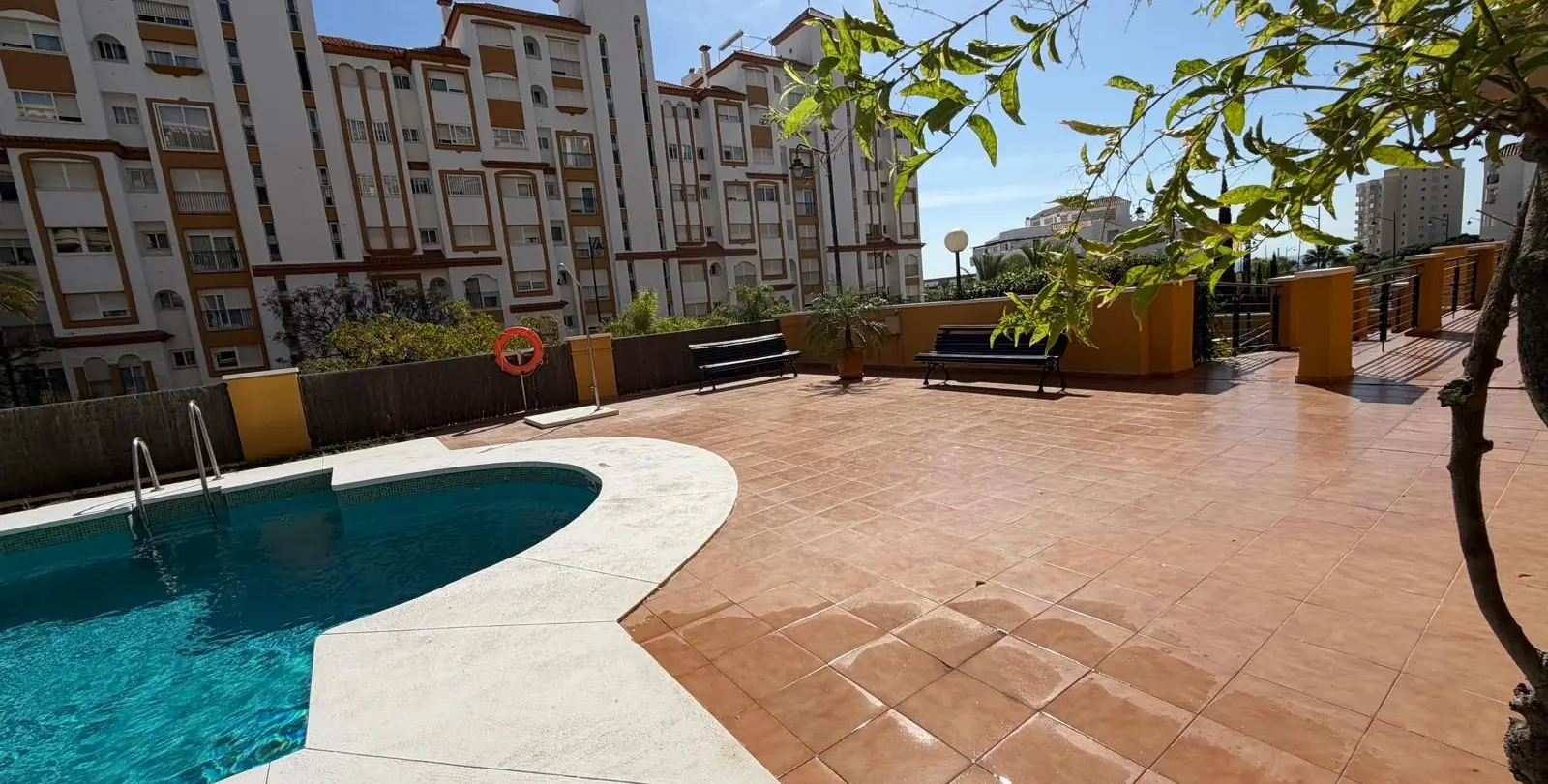 Venta de apartamento en planta media en Estepona 22