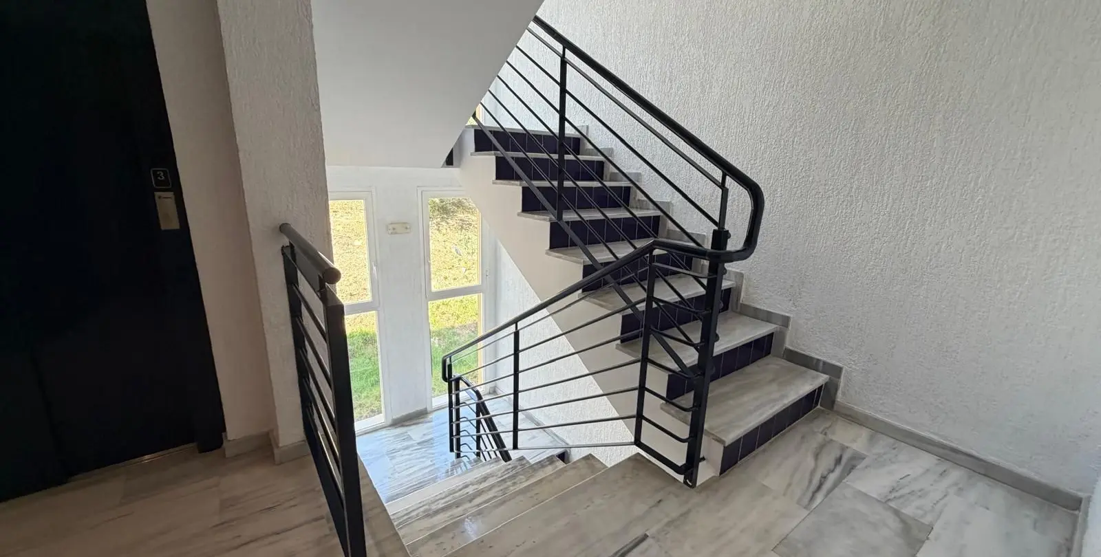 Venta de apartamento en planta media en Estepona 24