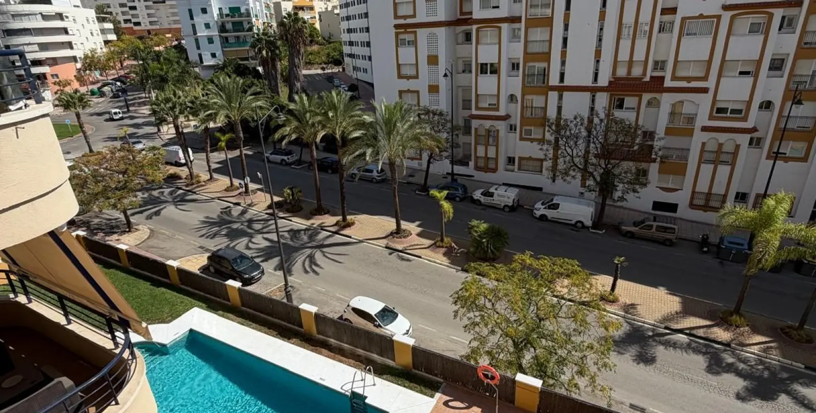 Venta de apartamento en planta media en Estepona 25